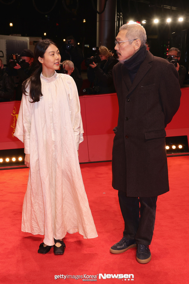 Director Hong Sangsoo and Kim Min-hee couple have won another award at the Berlin International Film Festival.Director Hong Sangsoo and Kim Min-hee attended the 72nd Berlin International Film Festival Awards in Berlin, Germany, on February 16 (local time).Since 2016, the two people who have only the infidel couple modifier are attending only overseas schedules because domestic public opinion is not good.The film The Novelists Movie, directed by Hong Sangsoo and starring Kim Min-hee as the production director, won the Grand Prize for the Silver Bear Award.It is the second prize after the Golden Bear Award for Best Picture.Earlier, Hong Sangsoo won the Best Director Award for The Runaway Woman in 2020 and won the screenplay award for Introduction in 2021.It is the third consecutive year and the fourth silver bear award.I was so surprised that I really did not expect it, said Hong Sangsoo.I do not know what to tell you, said Kim Min-hee, who was invited by director Hong Sangsoo, who said, I felt that the audience really loved the movie.But I came down without saying thank you. I was impressed and I dont think Ill forget it. Thank you so much, he said in a daunting small meeting.In this new film The Novelists Movie directed by Hong Sangsoo, invited to the competition at the Berlin International Film Festival, Lee Hye-young, who was in the spotlight with Hong Sangsoos previous film In front of your face, and Kim Min-hee, who won the Berlin International Film Festival Best Actress Award for On the Beach of the NightSeo Young-hwa, Kwon Hae-hyo, Cho Yoon-hee, Ki-bong, Park Mi-so and Ha Sung-guk participated together.Director Hong Sangsoo and Kim Min-hee are only attending overseas film festivals.This is because director Hong Sangsoos divorce failed to remove the infidel couple tag for the two as they failed.In late 2016, director Hong Sangsoo filed for divorce from his wife, A. After an alleged infidelity with Kim Min-hee was reported in August of the same year.After a three-year court battle, in June 2019, the court ruled that the plaintiffs claim is dismissed in the first trial of the divorce suit between director Hong Sangsoo and his wife A.It was a decision based on a paternalism that the responsible actor of the marriage breakdown could not demand a divorce against the other partys will.At the time, director Hong Sangsoo said through a legal representative, I decided not to appeal the first trial of the divorce lawsuit to concentrate on the production and current life. The fact that my marriage life is completely over.If social conditions are met, we will be confirmed by the court again. Since then, we have been engaged in working with Kim Min-hee.Two people who attended the Berlin International Film Festival, even with the Coupling, are paying attention to when they will be seen in the official domestic awards.