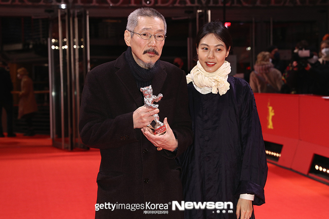 Director Hong Sangsoo and Kim Min-hee couple have won another award at the Berlin International Film Festival.Director Hong Sangsoo and Kim Min-hee attended the 72nd Berlin International Film Festival Awards in Berlin, Germany, on February 16 (local time).Since 2016, the two people who have only the infidel couple modifier are attending only overseas schedules because domestic public opinion is not good.The film The Novelists Movie, directed by Hong Sangsoo and starring Kim Min-hee as the production director, won the Grand Prize for the Silver Bear Award.It is the second prize after the Golden Bear Award for Best Picture.Earlier, Hong Sangsoo won the Best Director Award for The Runaway Woman in 2020 and won the screenplay award for Introduction in 2021.It is the third consecutive year and the fourth silver bear award.I was so surprised that I really did not expect it, said Hong Sangsoo.I do not know what to tell you, said Kim Min-hee, who was invited by director Hong Sangsoo, who said, I felt that the audience really loved the movie.But I came down without saying thank you. I was impressed and I dont think Ill forget it. Thank you so much, he said in a daunting small meeting.In this new film The Novelists Movie directed by Hong Sangsoo, invited to the competition at the Berlin International Film Festival, Lee Hye-young, who was in the spotlight with Hong Sangsoos previous film In front of your face, and Kim Min-hee, who won the Berlin International Film Festival Best Actress Award for On the Beach of the NightSeo Young-hwa, Kwon Hae-hyo, Cho Yoon-hee, Ki-bong, Park Mi-so and Ha Sung-guk participated together.Director Hong Sangsoo and Kim Min-hee are only attending overseas film festivals.This is because director Hong Sangsoos divorce failed to remove the infidel couple tag for the two as they failed.In late 2016, director Hong Sangsoo filed for divorce from his wife, A. After an alleged infidelity with Kim Min-hee was reported in August of the same year.After a three-year court battle, in June 2019, the court ruled that the plaintiffs claim is dismissed in the first trial of the divorce suit between director Hong Sangsoo and his wife A.It was a decision based on a paternalism that the responsible actor of the marriage breakdown could not demand a divorce against the other partys will.At the time, director Hong Sangsoo said through a legal representative, I decided not to appeal the first trial of the divorce lawsuit to concentrate on the production and current life. The fact that my marriage life is completely over.If social conditions are met, we will be confirmed by the court again. Since then, we have been engaged in working with Kim Min-hee.Two people who attended the Berlin International Film Festival, even with the Coupling, are paying attention to when they will be seen in the official domestic awards.