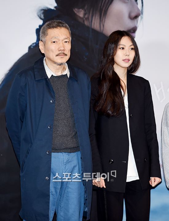 Film directors Hong Sangsoo and Actor Kim Min-hee made their official appearance in more than two years.The two men, who have been dating for about seven years, showed their dignified skinship and coupling.The film The Novelists Movie directed by Hong Sangsoo won the grand prize of the Silver Bear Award at the 72nd Berlin International Film Festival awards ceremony held in Berlin, Germany on the 16th (local time).I was surprised I didnt really expect it; I dont know what to tell you, said Hong Sangsoo, who took the stage.Kim Min-hee, who starred in the same work and produced the production, also climbed on stage and said, I felt that the audience really loved the movie. I was impressed and I do not think I will forget it.Above all, the two people came to the official ceremony together for about two years after the 70th Berlin International Film Festival held in February 2020.The two met in the 2015 film Now Im Right and then Im Wrong and developed into a lover.He officially admitted his devotion to the 2017 film On the Beach at Night at a media preview.But the public devotion of the two was not welcome; he too was likely married; thus Hong Sangsoo proceeded with the divorce suit, but lost in 2019.Nevertheless, the two of them steadily breathed with Claires Camera, Grass Leaves, River Hotel and Fugitive Woman.The two of them have been silently engaged in their work activities as if they were conscious of domestic public opinion, but Hong Sangsoos Muse was always Kim Min-hee.The official ceremony also appeared mainly in overseas awards ceremony rather than domestic.Berlin Film Festival is steadily sending love calls despite the gossip of Hong Sangsoo and Kim Min-hee.Hong Sangsoo won the Silver Bear Award for Best Director in 2020 at the Berlin Film Festival, and the following year he won the Silver Bear Award for Introduction.This fiction of a novelist has been the winner for the third consecutive year.In addition, the Berlin Film Festival was unveiled on the official website, and two people were wearing a coupling to show off their healthy relationship.Despite the infidelity tag, attention is focused on the future of director Hong Sangsoo and Muse Kim Min-hee, who are accompanied by a strong.