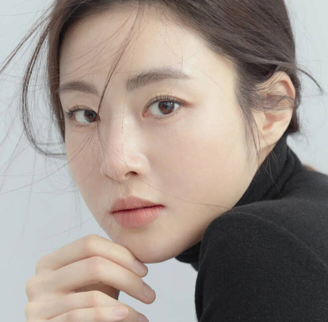 Kang So-ra posted three new profile photos on Instagram on the 17th with an article entitled 2022 new profile.In the photo Kang So-ra is looking at the front with her modest, innocent make-up, showing off her conflicting charm as she wore a white shirt and black turtleneck.Fans are paying attention to whether Kang So-ra will return as an actor as he unveils a new profile photo this time.He usually communicates with his fans by releasing daily photos on SNS.Kang So-ra had a daughter in August 2020, marriage with an eight-year-old oriental medicine doctor, who gave birth to her daughter in April last year; he made a special appearance in The Rain and Your Story, which was released last April.Photo Kang So-ra SNS