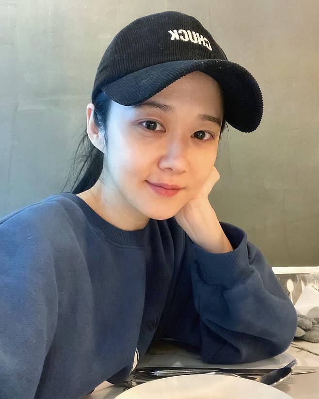 Jang Na-ra boasted about his visuals and told of his recent situation.Jang Na-ra posted a picture on his instagram on the 16th without much details.In the photo, Jang Na-ra is taking a self-portrait waiting for a meal, and Jang Na-ra is wearing a ball cap and a man-to-man, attracting attention with her natural visuals.Actor Lee Sang-yoon caught the attention of those who left a comment saying, Did you cheat on your age?On the other hand, Jang Na appeared in KBS 2TV drama Daebak Real Estate which last year.Photo: Jang Na-ra Instagram