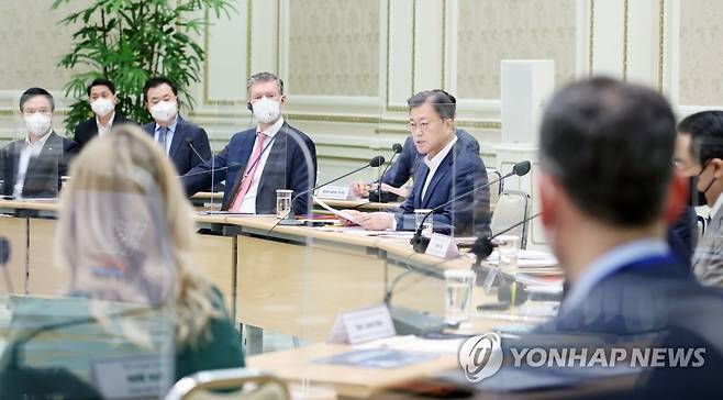 외국인투자기업인과 대화 나선 문재인 대통령 (서울=연합뉴스) 안정원 기자 = 문재인 대통령이 17일 오전 청와대 영빈관에서 열린 외국인투자기업인과의 대화에 참석, 발언하고 있다. 2022.2.17 jeong@yna.co.kr