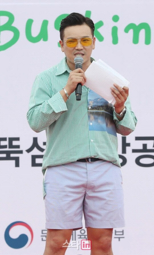 According to the Seoul Police Department on the 18th, MC Dingdong was charged with violating the Road Traffic Act and obstructing the execution of public affairs.He was caught in Police near Haewolgok-dong, Seongbuk-gu, while driving at 9:30 pm on the 17th, but he escaped without responding to the request for stop.Police, who was chasing MC Dingdong, was reported to have arrested him at 2 am about four hours later.Drinking tests have shown that MC Dingdongs blood alcohol level was at the license cancellation level (more than 0.08%).Police has returned home to MC Dingdong after measuring drinking, and will call back soon to investigate the details of the crime.MC Dingdong has taken his Instagram to private after the Drunk driving caught himI tried to contact MC Dingdong several times to hear the explanation of the situation at the time, but only the phone ringed and did not answer the phone.MC Dingdong is a comedian from SBS 9th bond.MC Dingdong has been active as a Dictionary MC of big programs such as KBS2 Yoo Hee-yeols Sketchbook and Endless Masterpiece and has been actively engaged in activities with the nickname Yoo Jae-seok of the Dictionary MC.