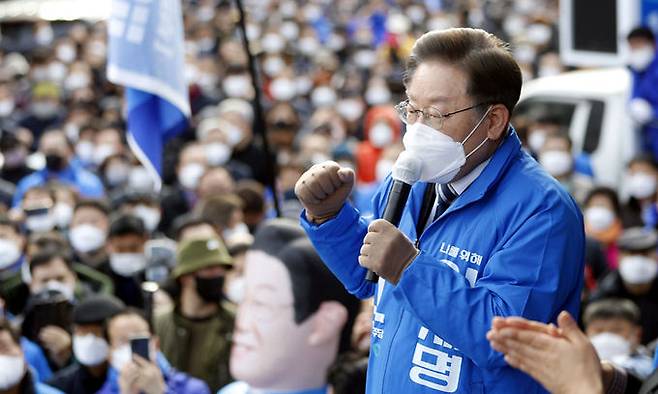 더불어민주당 이재명 대선후보가 18일 전남 나주시 금성관 정수루에서 열린 '호남의 중심 나주, 이재명과 함께 합니다' 나주 유세에서 지지를 호소하고 있다. 공동취재