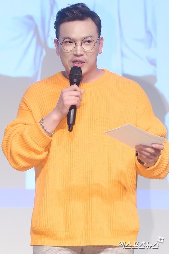 Broadcaster MC Dingdong is being criticized for hosting Love Live! Commerce broadcasts within hours of the Drunk driving detection.According to Yonhap News on the 18th, the Seoul Police Department charged MC Dingdong with violating the Road Traffic Act and obstructing the execution of official duties.MC Dingdong was caught in Police near Haewolgok-dong, Seongbuk-gu, while driving at 9:30 pm on the 17th, but did not respond to the request for stop.MC Dingdong, who fled the scene, was arrested about 4 hours later at 2 a.m. MC Dingdongs blood alcohol level was reportedly at the license cancellation level (0.08% or more).MC Dingdong hosted a shopping malls Love Live! commerce broadcast at around 11 am on the 18th immediately after the incident.After the discovery of Drunk driving, criticism was poured on him who performed live broadcasts without any apology or self-restraint.The netizens said, Drunk driving is serious, but I was caught running away from Police cars, Love Live in the meantime!Is it crazy to be broadcast? , I still feel less sober, and I apologize and have to self-restraint. MC Dingdong said on the afternoon of the 18th, I sincerely apologize for the inconvenience caused by bad news.MC Dingdong said, I drank alcohol near my house on the afternoon of the 17th, and while I was returning home to my house because I was worried about my house, I got the number of license cancellations. I thought I should keep my broadcast promise for a few hours.Regardless of the reason, I am deeply repentant and reflecting on the fact that such an incident has occurred. I will faithfully investigate Police. MC Dingdong is a comedian from SBS 9th public bond comedian. He is actively working on MC in various showcases and production presentations including Dictionary MC of various broadcasting programs such as KBS 2TV Endless Masterpiece and You Hee-yeols Sketchbook.On the 18th, KBS said, We decided to remove MC Dingdong from the DictionaryMC of Endless Masterpiece and You Hee-yeols Sketchbook.Meanwhile, Police will soon call MC Dingdong back to investigate the details.Photo: DB, Love Live! Broadcast screen