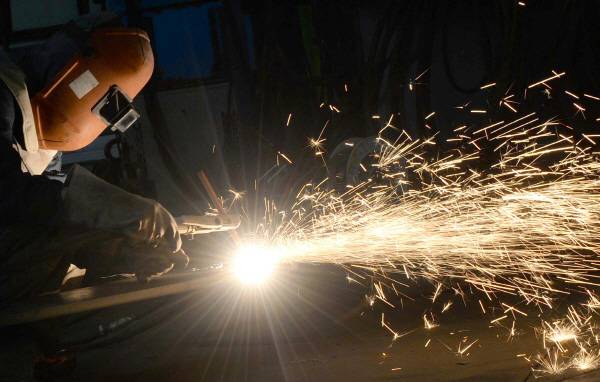 ÇÑ ¿©¸§ ÂòÅë´õÀ§ ¼Ó¿¡¼ º¸È£ Àåºñ¸¦ Âø¿ëÇÑ ÀÛ¾÷ÀÚ°¡ ¶¡°ú ¾¾¸§ÇÏ¸ç ¿ëÁ¢À» Çϰí ÀÖ´Ù. °·ÄÇÑ ¿ëÁ¢ºÒ²ÉÀÌ À̸® Àú¸® Ƥ´Ù. ºÒ²ÉÆÄÆíµéÀÌ ¸¸µé¾î³»´Â À̹ÌÁö°¡ ¾Æ¸§´ä´Ù. À̿ġ¿. ºÎ»ê °¼±¸ ³ì»ê»ê´Ü »ê¾÷ÇöÀåÀÇ ¿©¸§Àº Æø¿°º¸´Ù ´õ ¶ß°Ì´Ù. ¼¼ø¿ë ¼±ÀÓ±âÀÚ seosy@kookje.co.kr