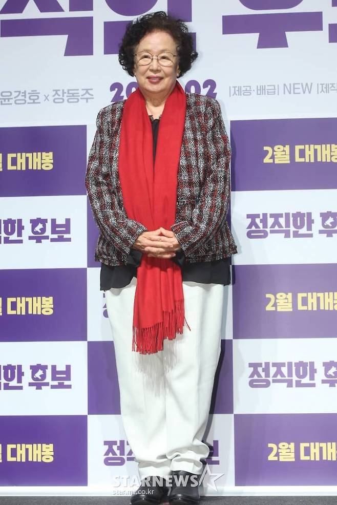 배우 나문희가 6일 오전 서울 강남구 압구정 CGV에서 열린 영화 '정직한 후보' 제작보고회에 참석해 포즈를 취하고 있다. /사진=강민석 기자 msphoto94@