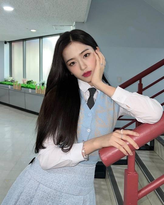 Group IVE Ahn Yu-jin showed off her youthful charm as she chicedAhn Yu-jin released the Inkigayo behind-the-scenes cut on his 20th day with an article entitled Excellence Graduate on his instagram.In the open photo, Ahn Yu-jin showed a youthful school look by matching a white shirt with a light blue knit best, a pleats mini skirt and a nissacks.Ahn Yu-jin, who had a chic look with one hand on her chin, boasted a lovely visual with a graduation gown and a bachelors hat and a bouquet of flowers.On the other hand, Ahn Yu-jin is MC of SBS Inkigayo and will appear on Channel A and SKY Steel Unit 2 which will be broadcasted on the 22nd.