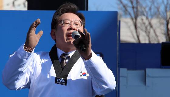 (수원=뉴스1) 국회사진취재단 = 이재명 더불어민주당 대선후보가 20일 경기도 수원 만석공원 제2야외음악당에서 열린 "검증된 실력과 성과, 대한민국을 위해 일하겠습니다!" 수원 유세에서 지지자들에게 한 표를 호소하고 있다. 2022.2.20/뉴스1