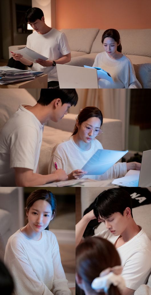 Park Min-young X Song Kang, a couple of Hash couples, was captured at a house in the middle of the night.Signal will announce the second in-house love The desire of viewers to use their home is boiling.The JTBC Saturday drama People in the Weather Service: The Cruelty of In-house Love (directed by Cha Young-hoon, the playwright Sunyoung, creator Gline & Kang Eun-kyung, production Anpio Entertainment, JTBC Studio, and hereinafter, People in the Weather Service) aired on the 19th, soared to 8.4% of the highest audience rating per minute, and the Saturday night was properly evaluated.Lee Si-woo, who declared that Thumb is not going to ride, asked Park Min-young, who is as vague as In Between Seasons, to answer clearly, saying, If you are good, you are dating or not.Indeed, the heart of Ha Kyung is focused on the four broadcasts that can hear the answer to which side he is facing.Among them, the two-shot of the Hash Couple raises the heart rate of viewers waiting for the main broadcast.On an ambitious night, Siu, who is in the house of Hajing, and we are looking at the data together until late. Above all, this image gives a glimpse of the mind of Hajing about Siu.Because the heart is drawn in the eyes of the lower eyes that secretly capture the face of Siu who is asleep in hardship.This adds to the expectation that it represents the answer to the confession of the night before I want to go out.I would like to ask for your interest in the four broadcasts that will show whether this means a change in the lower part of the country that has decided not to have a love affair again, whether the ambiguous In Between Seasons between the two will pass through another season, and the answer will be found, the production team said.The Weather Service People are on the 4th Sunday (20th) at 10:30 pm JTBC