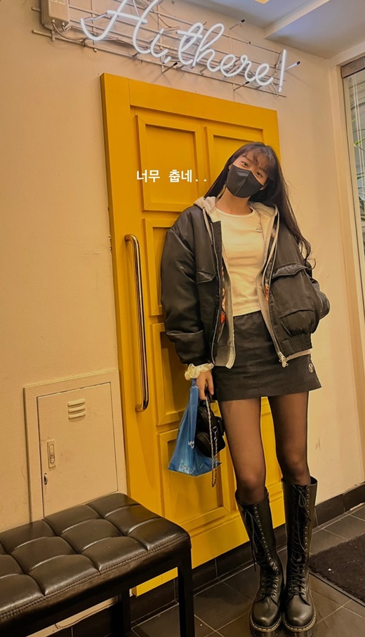Group AOA member and actor Seolhyun (real name Kim Seolhyun and 27) boasted a mannequin body.On Tuesday, a picture was uploaded to Seolhyuns Instagram story with the caption: Its so cold...Black jackets, masks, skirts, boots and other achromatic fashion create a chic atmosphere: Seolhyun, who has not given up short skirts even in cold weather, and has revealed her legs.The calves line, which is dry enough to leave boots, attracts attention.The 167cm Seolhyun completed the unrealistic proportions with a large height and a small face.I put my hand in my pocket and posed charismatic, but the lovely beauty that is not covered by a mask is impressive.Meanwhile, Seolhyun will appear on the cable channel tvNs new drama The Shopping List of High Seas (playplayplay by Han Ji-wan, director Lee Eon-hee), which is scheduled to be broadcast for the first half of this year.The High Seas shopping list is a neighborhood face-to-face comic mystery that starts with the Mart receipts by MSMart intern Daesung (Lee Kwang-soo), the district police officer Doahee (Kim Seolhyun), and Daesung mother Jung Myung-sook (Jin Hee-kyung), who are run by their mother when a mysterious body is found near the Seoul outskirts apartment.