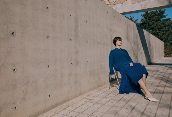 Actor Kim Sung-ryung was selected as the first Muse of a luxury womens wear brand.In the new campaign picture, Kim Sung-ryung emphasized the minimalist design based on the items of the neutral tone and mixed the colored inners such as blue and yellow to completely digest the light points.It also adds vitality by suggesting a lively material that feels comfortable, practical, free and liberating.This seasons campaign was completed with a concept that captures the modern architecture, nature harmony, and light and space-time flow.In particular, this season has added vitality to the positive, bright and light feeling for those who are tired of the pandemic that lasts.Kim Sung-ryung, who has been busy with his active work recently, has been selected as a Muse and has been known to give the value of liberation, relaxation and new experience in the city.Campaigns and collections with overwhelming atmosphere with Kim Sung-ryungs unique soft and elegant charisma will be released through national stores and official online stores.Kim Sung-ryung will meet viewers in the TVN new drama Kill Heel, playing the role of Celeb show host Auction, which has the expertise and trendiness that maintains the top position in the fashion sector.Kill Heel will postpone the first room for two weeks due to the confirmation of Corona 19 among the staff, and visit the house theater on March 8.