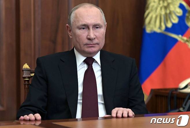 블라디미르 푸틴 러시아 대통령이 21일(현지시간) 모스크바 크렘린에서 우크라이나 동부 지역에 있는 도네츠크인민공화국과 루간스크인민공화국의 독립을 승인하고 평화유지군 파견을 지시하는 대국민 연설을 하고 있다. © AFP=뉴스1 © News1 우동명 기자
