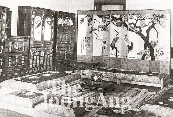 1949년 2월 모스크바를 방문한 김일성 주석(당시 내각 수상)이 스탈린 전 소련 공산당 서기장에게 선물한침실용 가구 일체. 북한은 당시 소련에 선물과 함께 선물록록과 각 선물의 사진을 담은 사진집 '쓰딸린대원수에게 들이는 선물 도해집'을 만들어 제공했다. 본지 통일문화연구소는 창설 50주년(2월 1일)을 맞아 입수한 '도래록'을 공개했다. 김현동 기자