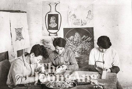 1949년 2월 모스크바를 방문한 김일성 주석(당시 내각 수상)이 스탈린 전 소련 공산당 서기장에게 사무실 및 거실, 침실용 가구 등 26종 36점을 선물했다. 북한의 예술가들이 자개를 이용해 선물을 만들고 있다. 작업장 벽에 스탈린의 초상화가 붙여져 있다. 작업자들은 벽에 붙은 그림을 꽃병 정면에 자개로 새겼다. 북한은 당시 소련에 선물과 함께 선물록록과 각 선물의 사진을 담은 사진집 '쓰딸린대원수에게 들이는 선물 도해집'을 만들어 제공했다. 본지 통일문화연구소는 창설 50주년(2월 1일)을 맞아 입수한 '도래록'을 공개했다. 김현동 기자