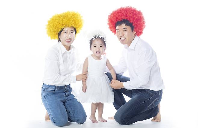 현서의 데면데면한 표정 때문에 맘졸였던 인생 사진 촬영이었습니다. 다행히 ‘현서 바라기’인 엄마와 아빠의 노력으로 활짝 웃는 현서를 카메라에 담을 수 있었습니다.