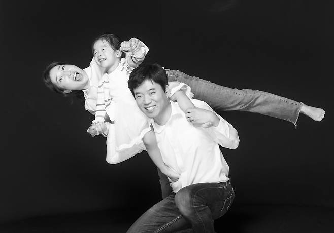 현서의 웃음을 위해 엄마는 스스로 망가지기로 작정했나 봅니다. 그 바람에 현서 얼굴에 웃음꽃이 더 환하게 핍니다.