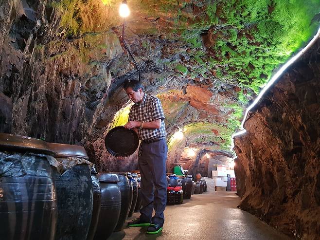 홍성 광천굴 새우젓 단지들