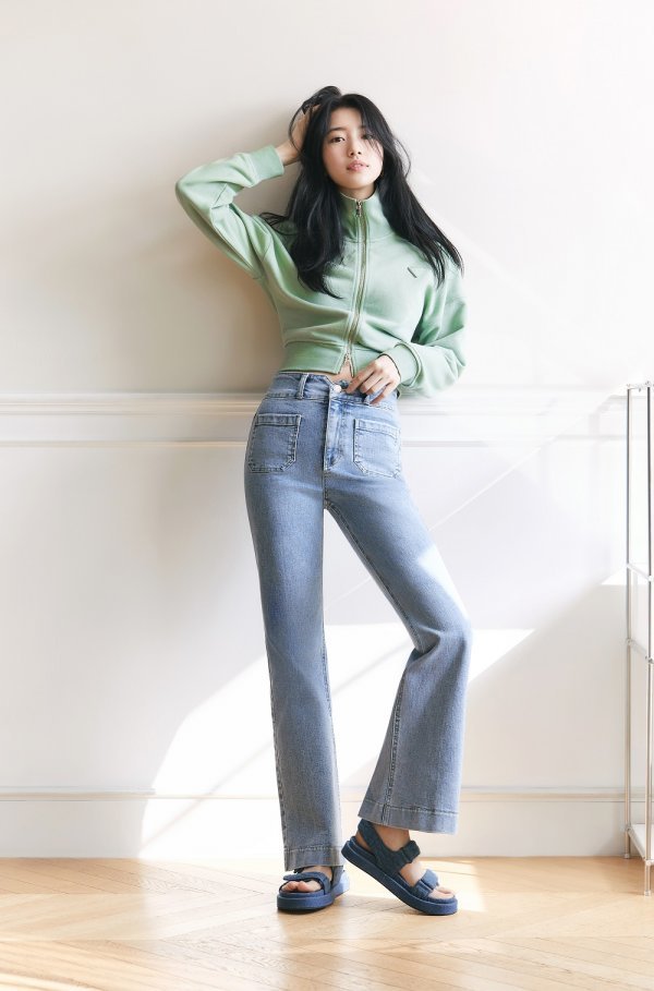 The concept of this picture is #DOTD (Denim Of The Day), which shows the daily look of Bae Suzy using Denim, focusing on #OOTD (Outfit Of The Day), one of the most popular hashtags on SNS.Bae Suzy has enhanced the completeness of styling by wearing wide pants and denim blouses.In addition, he also matched points items such as light striped T-shirts and flower embroidery cardigans.