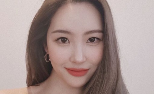 Singer Sunmi has been in a bold fashion for the latest.On the 22nd, Sunmi posted a picture on his instagram with the phrase .In the photo, Sunmi showed her shoulders and took a selfie. She hung her long straight hair and smiled with a dignified smile.Above all, despite the close-up self-portrait, the bright skin and volume-filled body like white house impressed me.Meanwhile, Sunmi recently participated in the K-pop concert of Dubai Expo Korea Korea in Dubai.