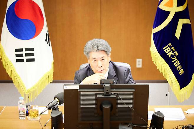 지난달 2일 OECD가 개최한 비대면 국제 포럼에서 윤종원 기업은행장이 각국의 중소기업금융을 대표하는 은행장들과 논의를 진행하고 있는 모습. /IBK기업은행