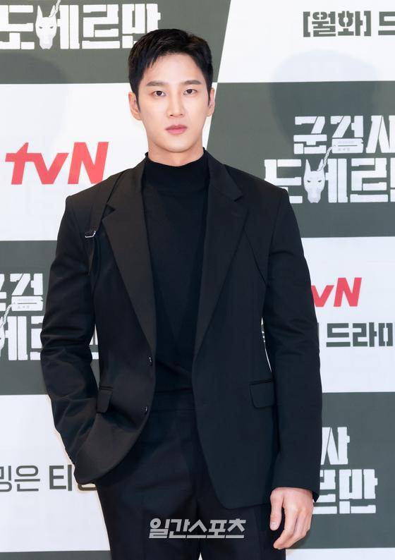 배우 안보현이 23일 오후 온라인 생중계로 진행된 tvN 새 월화극 '군검사 도베르만' 제작발표회에 참석해 포토타임을 갖고 있다. '군검사 도베르만'(연출 진창규)은 돈을 위해 군검사가 된 도배만(안보현)과 복수를 위해 군검사가 될 차우인(조보아)이 만나 군대 내의 검고 썩은 악을 타파하며 진짜 군검사로 성장하는 군법정 드라마로 안보현, 조보아, 오연수, 김영민, 김우석 등이 열연한다. 28일 첫 방송. 〈사진=tvN 제공〉 김진경 기자 kim.jinkyung@joongang.co,kr/2022.02.23/