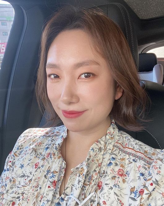 Gag Woman Jung Kyoung Mi returned to the national fairy with full make-up and application, but was turned away by her son.Jung Kyoung Mi said to his SNS on the 23rd, Yesterday, I went home with a full make-up, and your son went home to the face of his mother.Lips are also Fake! he posted the photo.In the photo, Jung Kyong Mi was fitted with a full-make-up, a bright full-make-up that seemed to have been completed, and returned to the national fairy.Jung Kyong Mi liked full-make-up, but his son refused, and Jung Kyong Mi ruled that Huh ... I endure, it is not wrong.Meanwhile, Jung Kyoung Mi is married to Comedian Yoon Hyeong-bin and has one male and one female.