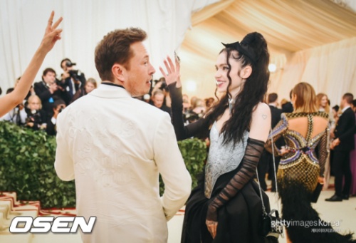 Tesla CEO Elon Musk, 50, a billionaire businessman at United States of America, appears to be breaking up with 17-year-old singer Grimes, who even gave birth to his son, and making a fresh start.Musk, who took the title of Worlds Richest from Amazon founder Jeff Bajors last year, was recently seen enjoying a date with 27-year-old actress Natasha Bassett.A source told the Daily Mail last weekend that Bassett, who was recently photographed leaving Musks private jet in United States of America LA, had been meeting two people for a while and after breaking up with Grimes.This has attracted public attention to Natasha Bassett.He was born in Sydney from the Netherlands and began acting at the age of 14; attending his first audition at the time, he starred in the Netherlands Youth Theaters Romeo and Juliet.During his high school years, he appeared on the Netherlands TV shows, including Lake (2010), Caps LAC (2010), and Wild Boy (2011).In 2016, he appeared in the film Hale, Caesar! with George Clooney, Scarlett Johansson and Channing Tatum, and announced his face.In 2017, he played pop star Britney Spears in the lifetime film Britney Ever After to make a full-fledged name and face announcement; many Britneys fans at the time criticized the film.Bassett claimed about the film that what is at the heart is a feminist story.Bassett will appear in a biopic of The Lord of Rock and Roll Elvis Presley with actor Austin Butler; of the plays he plays Presleys first female, Friend Dixie Locke.In addition, he is a screenwriter and director. He wrote and directed a short film called Kite, which was also screened at various film festivals.Meanwhile, Canadian singer Grimes revealed she was in love with Musk in 2018 and gave birth to her son in 2020.But Musk announced in September last year that he was separated from Grimes.We are half separated, but we still love each other, we meet often and we maintain a good relationship, Musk told a media outlet.Grimes is also known for the Friend of girl group Black Pink Jenny Kim, who also appeared in Grimes song Shinigami Eyes (Sinigami Eyes) music video to collect topics.Jenny Kim also released several photos of Space X rockets on her personal SNS with the article Rocket Day with My Fairy Princess Grimes.Grimes also showed off her friendship by releasing a photo of her on her social media with Jenny Kim.