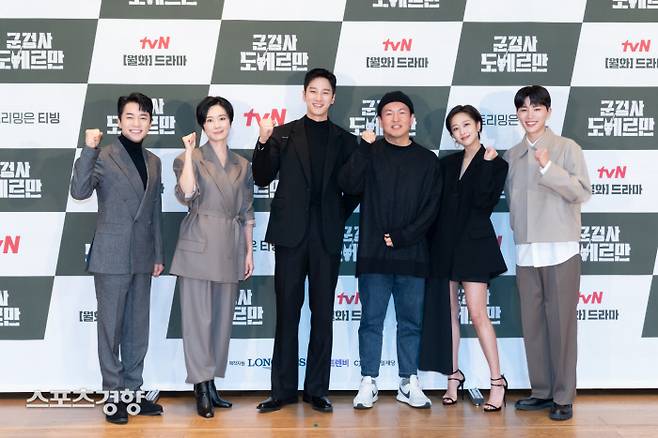 tvN 새 월화극 ‘군검사 도베르만’에 출연하는 배우 김영민(왼쪽부터), 오연수, 안보현, 연출자 진창규PD, 배우 조보아, 김우석이 23일 오후 온라인 중계 형식으로 열린 드라마 제작발표회에 참석해 포즈를 취하고 있다. 사진 CJ ENM