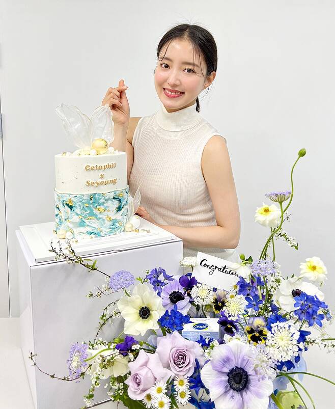 Actor Lee Se-young showed off his neat beauty.On the afternoon of the 23rd, Lee Se-young posted a picture on his instagram saying that he became a model of a cosmetics brand.Lee Se-young in the public photo poses with a cake and a bouquet in front of him.Lee Joo-myung, who was wearing a white sleeveless knitted necktie and showed his finger heart with a bright smile, commented, Princess is beautiful.On the other hand, Lee Se-young, who was born in 1992 and is 30 years old, gathered topics in MBC Drama Red End of Clothes Retail which ended on the 1st of last month.Photo: Lee Se-young Instagram