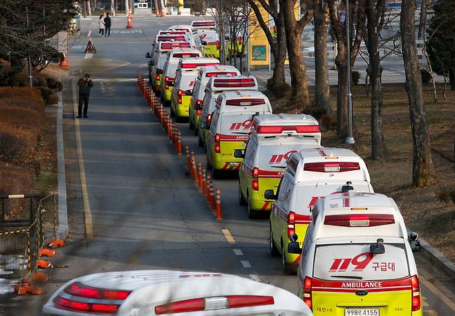 서울지역 코로나 현장 동원 구급대원과 구급차가 23일 오후 서울 송파구 잠실종합운동장119 안전센터 앞에서 서울지역 코로나19 확진 환자와 의심환자 이송 업무에 투입되기 위해 출발하고 있다.(기사와는 직접 관련 없음) /뉴시스