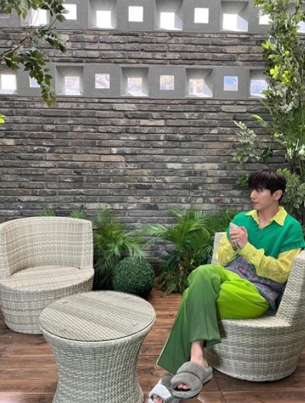 Singer Jung Yong-hwa showed off his warm visuals.On the afternoon of the 24th, Jung Yong Hwa posted a picture on his instagram with the phrase green.In the photo, Jung Yong Hwa took a picture wearing a green top and bottom. He was staring somewhere with his legs crossed.Above all, the visuals that perfectly digested the gentle green costume were admirable.Meanwhile, Jung Yong-hwa appeared in the drama The Big Real Estate.