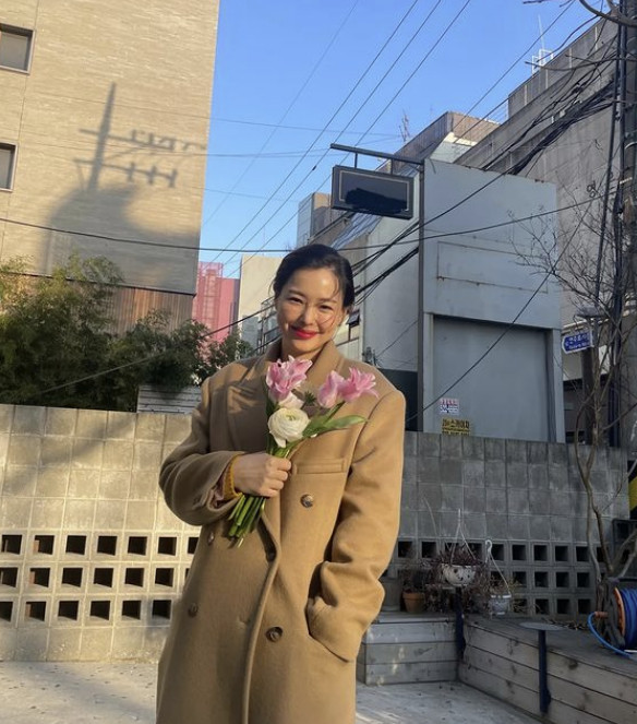 Lee Ha-nui posted several photos on his instagram on the 24th with an article entitled The sun is going down, a day like a gift, everyone finish peacefully.The photo shows Lee Ha-nui wearing a brown long coat and a bouquet of flowers and smiling brightly.Lee Ha-nuis unique lovely and elegant atmosphere and a slightly exposed D-line attract attention.The netizens commented on My sister is a full goddess, My sister is so beautiful, My sisters face is full of happiness.Meanwhile, Lee Ha-nui had a marriage ceremony with a non-entertainment man on December 21 last year; it is currently in pregnancy.Photo: Lee Ha-nui Instagram