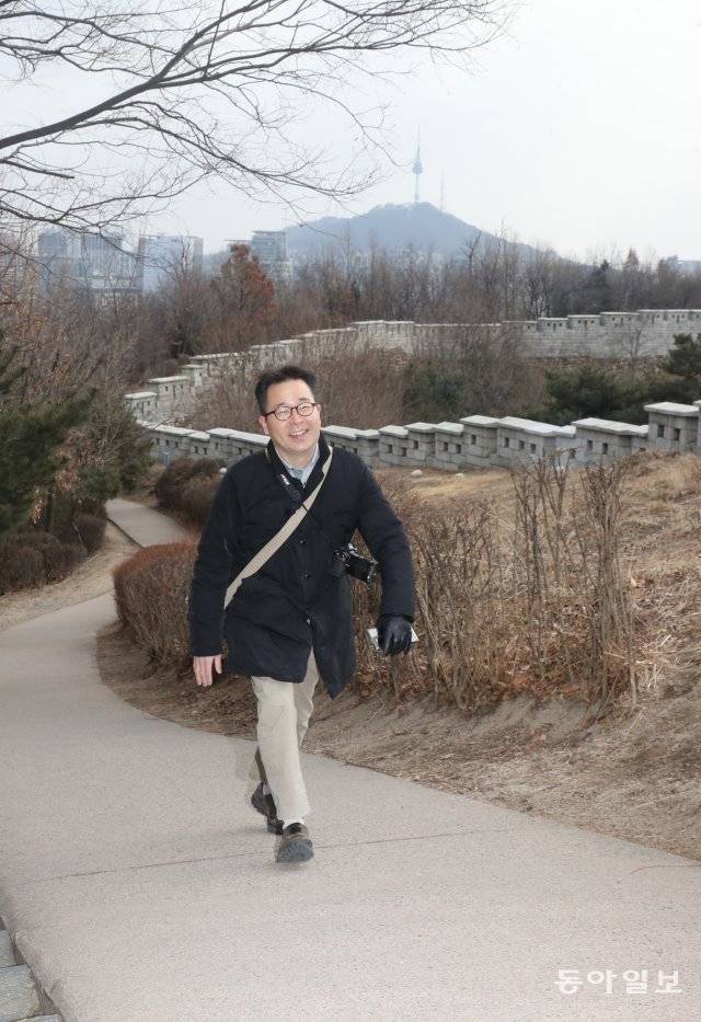 홍종원 세브란스병원 성형외과 교수는 시간이 날 때마다 가까이 있는 낮은 산을 오른다. 홍 교수가 편한 일상 복장으로 물병이 들어
있는 가방을 메고 인왕산에 오르고 있다. 마스크는 촬영을 위해 잠시 벗었으며 평소에는 착용한다. 김동주기자
zoo@donga.com