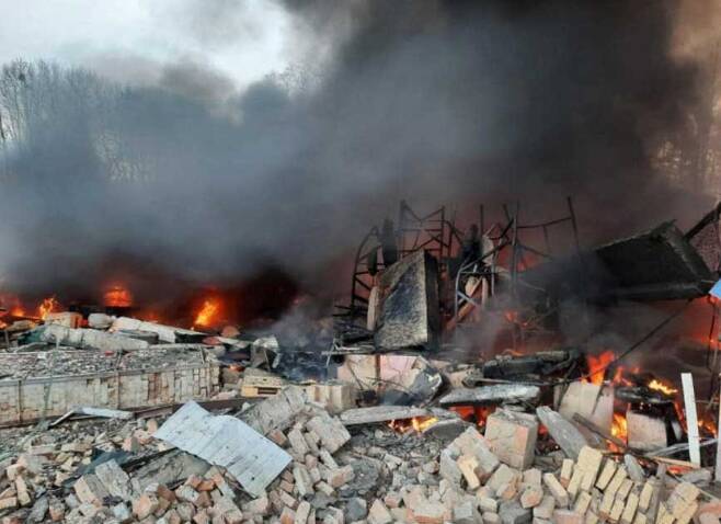 24일(현지시간) 키예프 인근 군사시설이 러시아군의 공습을 받아 파괴됐다. [로이터 연합뉴스]