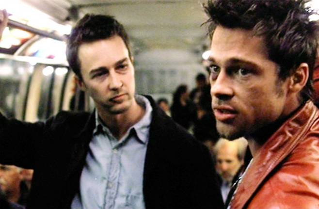 책 <인싸를 죽여라>에 따르면 미국의 온라인 우익은 18세기 마르키 드 사드의 저작, 19세기 파리 아방가르드, 1990년대 ‘광란의 남성 영화’ <파이트 클럽> 등의 전통을 따른다. 영화 <파이트클럽>의 한 장면. (주)팝엔터테인먼트 제공