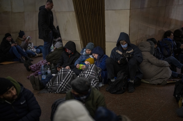 24일(현지시간) 우크라이나 수도 키예프의 지하철역에 러시아의 공습을 피해 몸을 숨긴 시민들이 모여 있는 모습. AP/뉴시스