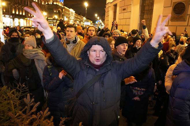 러시아 제2 도시 상트페테르부르크에서 24일(현지시간) 시민들이 전쟁 반대 시위를 하고 있다.(사진=AP 연합뉴스)