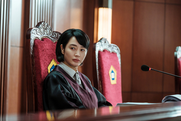 I cant adapt to a boy case, I always do.In the Netflix original series, Juvenile Justice, Judge Kim Hye-soo tells Judge Cha Tae-joo that.This is probably not much different from the ambivalence of viewers about the story of the drama Boy Crime just under the title <Juvenile Justice>.This uncomfortable feeling arises from the introduction of the first case of Juvenile Justice, which embroidered at the age of 13 by showing a bloody axe that he had killed an 8-year-old elementary school student and damaged his body and used it as a weapon.Is this a boy case and can punish a cotton bat according to the juvenile law?But is it okay to punish a young boy for the same murder as adults as a subject of punishment rather than edification?In fact, Juvenile Justice is enough to give us a preconceived notion that it is filled with uncomfortable and stimulating stories in that it brings out the juvenile events that cause these ambivalent feelings to us.But this is just preconception. makes you feel some anger feelings by dealing with uncomfortable events, but it is not a drama that pursues a simple way of judging and condemning it, nor a drama that brings out the frustrating sweet potato reality.Rather, it is a drama that lets us look closer to this problem that we felt vaguely uncomfortable because we were leaving it a little far away, and it makes us think about some alternatives through the actions of this judge, Shim Eun-seok.In addition, Judge Shim Eun-seok is so cold that he says, I hate boys. He does not make or judge emotionally wielded judgments because the subject of the ruling is a boy.There is, of course, a wound somewhere behind it, and it seems to be a cold face that never laughs to cover it, but in fact it is a warm judge.Recently, dramas dealing with courts or crime thrillers are frequently featured in lawful boys.But if such dramas were often treated as stimulating the brutal juvenile crime that uses the law of provisional boys, <Juvenile Justice> digs into the essence of the problem deeper than that.The troubles of the judges facing in reality are pondered, and I feel the troubles of the artist who tries to dissolve them with drama fun by covering them closely.It is a drama that has an immersive feeling that can not be taken off once you start to look at the uncomfortable prejudice of the material for a while.The immersion is made possible by creating attractive characters and adding dramatic composition while the artist brings this serious problem.Shim Eun-seok, a character and Kim Hye-soo, who plays it, is a pillar of this work. He is the person who guides viewers to immerse themselves in the character, irritate and cool, but at the same time sad and sometimes sad.The cool and grand appearance of Judge Shim Eun-seok, who never bends in front of the manager with a tremendous charisma, creates a sense of balance in this controversial story by making a stark contrast with Judge Cha Tae-joo, who is so warm and tries to look at the case with him from the perspective of children.In addition, the episode also draws attention first with a powerful murder case at the beginning, but then a domestic violence episode as the reason for such juvenile crime to take place, and then an episode that deals with the realistic problems of the Protection Center as a safety net of society that protects and cares for these boys.In other words, it is not a simple episode list, but it makes the issue look deeply by developing episodes with more stereoscopic and in-depth issues about juvenile crime.The episodes at the Youth Recovery Center four and five times and the ambassadors made by the center director there are examples of this deep approach to the drama.When you get hurt at home, they abuse you, commit crimes you usually dont do, or hang out with bad kids. They know. They know you shouldnt.To abuse me, I want my pain to hurt my family. Look at me, Im hard, why dont you know? Most of the flight starts with a family.The things that boys do or say are close to violence that can not help but be angry, but when you look behind it, there is a shadow of indifference and even violence in the parents.And this is not just a matter for parents. There are problems that the state and society have to deal with.Judge Shim Eun-seok, even if it is actually supported by the states support, eventually sharpens the reality of boys being left to facilities such as a youth recovery center where the sacrifice of any individual is secured.In other words, it means that the state is only relying on the sacrifice of the individual to do what it has to do.A dramatic composition that adds a unique character that gives a sense of immersion that can not be driven at night, an episode from deep coverage, and a writers formidable writing power.<Juvenile Justice> is a well-made drama that allows you to see the problem of boy crime in depth through the experience of various emotions like waves.The work is good, but Kim Hye-soos Acting is also a overkill because he feels the power to make his ambassadors nervous and fall into one action.