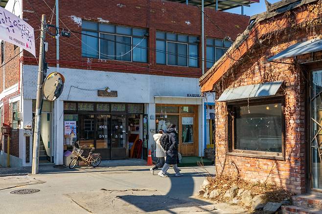 남주혁이 알바생으로 등장했던 '명진 책 대여소'. 전주 서학동 예술마을에 있다. 책 대여소 내부의 책들은 회수할 예정이지만, 건물 바깥의 간판과 소품은 드라마 종영 때까지 보존할 계획이다. 백종현 기자