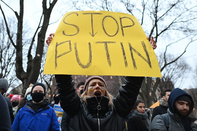 24일(현지시간) 미국 워싱턴DC의 라파예트 광장에서 열린 러시아의 우크라이나 침공 규탄 시위에서 한 시위자가 블라디미르 푸틴 러시아 대통령을 규탄하는 내용의 종이 팻말을 들고 있다. /사진=AFP연합뉴스