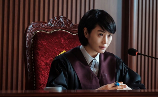 Juvenile Justice, which collected topics with Kim Hye-soos first Netflix series, recorded an opening score that was below expectations.In Korea, he gave first place to JTBC drama Thirty, Nine starring Son Ye-jin, and did not reach the top 30 in the former World.Kim Hye-soos Hot Summer Days also has a favorable response to viewers reaction to the work.Juvenile Justice, released on the 25th, is a story about juvenile crimes facing Kim Hye-soo, a judge who hates juvenile offenders, when he takes office in the juvenile department of the district court, and the judges in charge of them.Director Hong Jong-chan, who has written screenplays by new artist Kim Min-seok and has drawn stories behind society such as Unknown, Dee My Friends, Life, and Her Privacy, was in charge.Kim Hye-soo is naturally the main axis of Juvenile Justice.He is a judge who makes a cold and grand judgment on juvenile crime, and he emits charisma that makes the juvenile delinquent realize the fear of the law.He proved to be an Actor who believes and sees by playing a role in leading emotions that are immersed in Shim Eun-seoks character and are angry and excited.Here, it made a synergy effect by creating a sense of balance of the drama while making a clear contrast with Judge Cha Tae-joo, who has a warm heart from the perspective of children.The murder case that appeared in the early days is reminiscent of the actual case in which a 16-year-old minor murdered a second grade student in Dongchun-dong, Yeonsu-gu, Incheon five years ago.But on the first day of public release, grades are lower than expected.According to Flix Patrol, a global OTT content ranking site, on the 27th (Korea time), Juvenile Justice ranked second in the Netflix Korea Top 10 TV Program (Show) category on the 26th.The first place was the drama Thirty, Nine, starring Son Ye-jin, Jeon Mi-do and Kim Ji-hyun.In the former World rankings, it was named 31st.The fifth place is My School Now, the ninth place is Thirty, Nine, the 19th place is JTBC Meteorological Administration People, the 26th place is tvN Twenty Five Twenty One, and the 28th place is tvN Loves Disappearance.Especially, this is a work released in the situation where My School is now gaining World popularity, so this result is even more disappointing.Of course, it is difficult to gain popularity in the public because it deals with materials that can be heavy and uncomfortable, and it may not be easy for foreign viewers to empathize as the subject or standard of the juvenile law is different for each country.There were mixed reactions that they were funny and boring in Korea, and many said that it would have been better if it was broadcast on TV dramas than Netflix.But it is too early to judge.D.P., which was released in August last year, also ranked second in Korea on the first day of release, but it ranked first in three days, was recognized for its workability and was named the top 10 drama series of 2021 by the New York Times.This is the only Asian drama as well as the Korean drama.It is noteworthy whether Kim Hye-soo, Lee Sang-min and Lee Jung-eun will be able to ride the word of mouth with the Hot Summer Days of Actors.