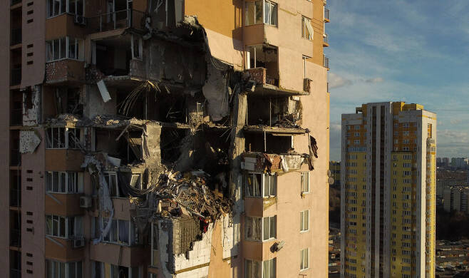 러시아군의 공격으로 우크라이나 민간인 수십명이 숨지거나 다치는 피해가 속출하고 있다. 사진은 26일 우크라이나 수도 키예프 시내 한 아파트 건물이 포탄에 맞아 크게 파손된 모습이다. 키예프/ AFP 연합뉴스