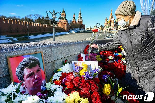 지난 2015년 2월27일 괴한의 총을 맞고 살해된 러시아 야당 정치인 보리스 넴초프를 추모하기 위해 27일(현지시간) 시민들이 그를 추모하고 있다. 2022.02.27/news1 © AFP=뉴스1 © News1 김민수 기자