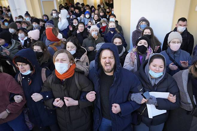 러시아 제2 도시 상트페테르부르크 시민들이 27일 러시아군의 우크라이나 침공에 항의하는 시위를 하고 있다. 상트페테르부르크/AP 연합뉴스