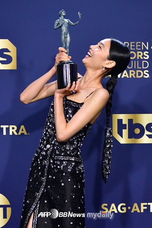 HoYeon Jung, 28, the leading character of Squid Game, won the Main Actor Award for the first time as an Asian national, winning the United States of America Actor Association (SAG) award, boosting the status of the Korea Actor.In addition, at the moment of glory, I Musici, who is leading the way in informing the unique culture of Korea, has even cooled the Chinese hanbok process controversy.HoYeon Jung was named the winner of the Main Actor Award in the TV drama category for Hwang Dong-hyuks Netflix Squid Game at the 28th United States of America Actors Guild Awards ceremony held in United States of America Los Angeles (LA) on the 27th (local time). Okay.Jennifer Aniston of The Morning Show, Reese Witherspoon, Handmaze Tail Season 4 Elizabeth Moss, Season Season 3 Sarah Snook and other Hollywood stars to win the trophy.Lee Jung-jae also won the Main actor award and the Squid Game to the Stunt Award.This is all the first record of Korean Actor, drama first and non-English language work.Thank you, HoYeon Jung, who wrote The Great Record for Actor deV.I had a lot of actors here on TV and on screen as an audience, but I always dreamed of being an actor while watching them.I am truly honored and grateful to be here now.  I love the Squid Game team that made me dream, he said.Since then, HoYeon Jung has been thanking many viewers who have loved Squid Game through his agencys entertainment.I am also grateful to Netflix Korea officials who helped me to create Squid Game.  I am deeply grateful to Kim Ji-yeon and director Hwang Dong-hyuk for giving me the opportunity to attend this work as one actor.I can not tell the story of Actor as I received the award from Actor Association.Lee Jung-jae and Park Hae-soo, Anupam, Huh Sung Tae and Kim Joo-ryong, Lee Yumi and Oh Young-soo, who worked together, were really very honored and learned a lot.I want to be an actor who can show all the memories as a good driving force and show a better performance in the future. HoYeon Jung not only impressed the prime minister, but also added meaning to the fact that he was leading the way in informing the Korean culture to the former World.On this day, HoYeon Jung chose a custom-made dress by luxury brand Louis Vuitton, who is also a global ambassador for Louis Vuitton.Louis Vuitton reportedly spent a total of 210 hours producing dresses for HoYeon Jung only.Crystal, silver bead details and hand-work with embroidery added 110 hours.Here, HoYeon Jungs request to make a Hairpiece order was completed, and a more special Red Carpet costume was completed.HoYeon Jung is a United States of America media E!The dress was made at Louis Vuitton, he said in an SAG Red Carpet interview with Glam Look, so I wanted to put in traditional elements of Korea.I asked Louis Vuitton to make Danggi. World fashion magazine United States of America Vogue also noted.On this day, Vogue illuminated the article titled HoYeon Jungs SAG Awards Hair Ribbon is meaningful.The media said: HoYeon Jung has digested Louis Vuittons dazzling custom dress.But the most beautiful detail is HoYeon Jungs Hairstyle, not the dress itself.We matched accessories inspired by traditional dinghy hair ribbons used to decorate braided hair for centuries in Korea.HoYeon Jungs Hair stylist Jenny Joe said, I was very impressed to be a person who styled and put Korean traditional decorations in a modern version on HoYeon Jungs head.Vogue praised HoYeon Jung if anyone knows how to combine the charm of classical Hollywood with the Korean heritage and nod meaningfully.