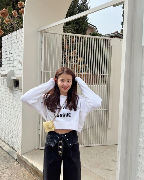 Actor Lee Si-young, 39, showed off his unique fashion.Lee posted a picture on Instagram on the 28th, leaving only emoticons, with a picture taken outdoors, matching jeans with white long-sleeved croppies.The eye-catching thing is the details of the pants, Lee Si-young, who is wearing three zipper buttons and folded outside. The small yellow bag attracts attention. Netizens respond, I love you so much.Meanwhile, Lee was married to a 9-year-old businessman in 2017 and won the following year.