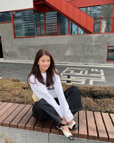 Actor Lee Si-young, 39, showed off his unique fashion.Lee posted a picture on Instagram on the 28th, leaving only emoticons, with a picture taken outdoors, matching jeans with white long-sleeved croppies.The eye-catching thing is the details of the pants, Lee Si-young, who is wearing three zipper buttons and folded outside. The small yellow bag attracts attention. Netizens respond, I love you so much.Meanwhile, Lee was married to a 9-year-old businessman in 2017 and won the following year.
