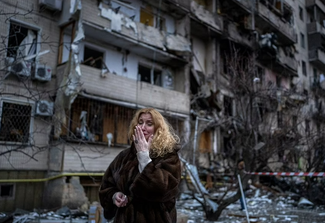 - 우크라이나 수도 키예프의 한 주민이 러시아의 로켓포 공격으로 초토화 된 자신의 아파트 앞에서 눈물을 감추지 못하고 있다. AP 연합뉴스