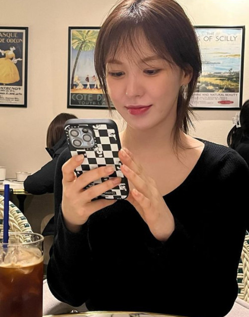 REDVelvet member Seulgi posted two photos on his 27th day with an article entitled Day Tou Waniwani in his instagram.In the photo, Seulgi is taking pictures of the front person by holding his cell phone in a modest attire. Seulgi has released a cell phone case and keying with colorful floral patterns.Sitting opposite, Wendy is smiling palely as she looks at her mobile phone.Seulgi and Wendy acted as the title song Step Back with BoA, Taeyeon, Hyoyeon, Winter, Carina and the group GOT the Beat.Wendy is currently working as a DJ on SBS Power FM Wendys As If Its Your Last (Live at Young Street, 06).Photo Seulgi SNS